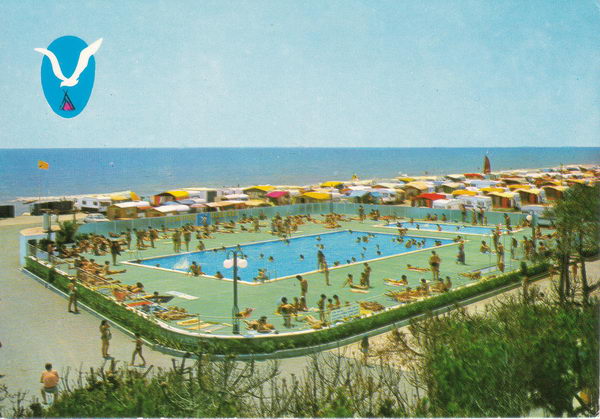 Postal del camping Albatros de Gavà Mar donde se ve la zona de las dos piscinas, muy cerca del mar